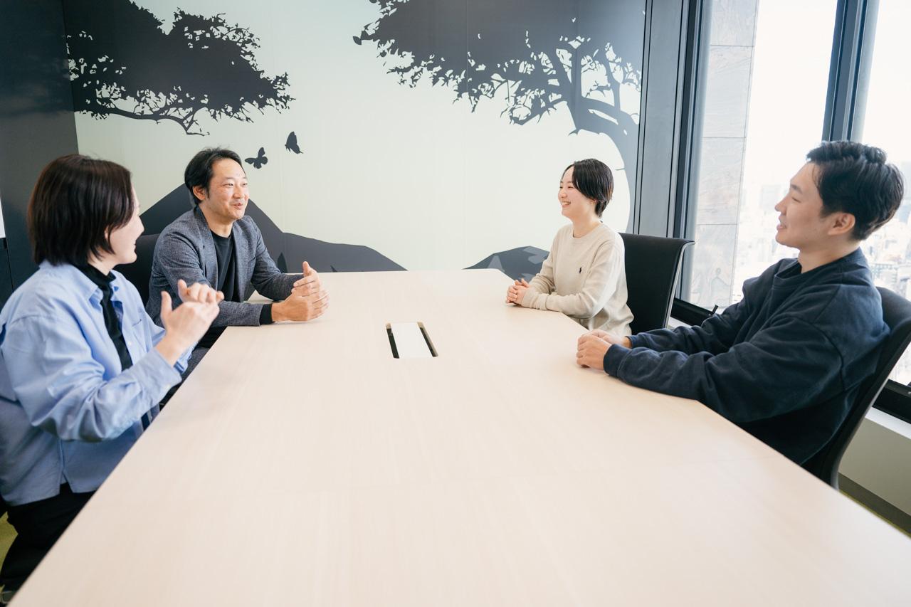 4人で談笑する様子