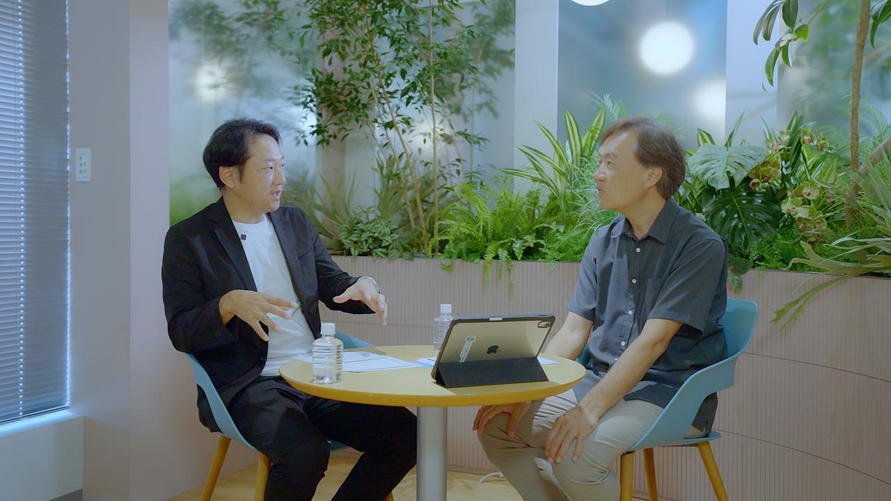 対談する津田さんと栗山さん