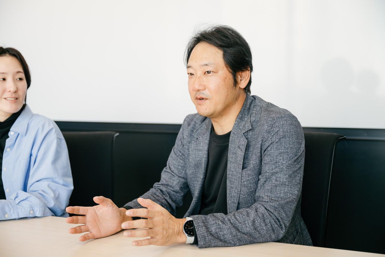 栗山が話す様子