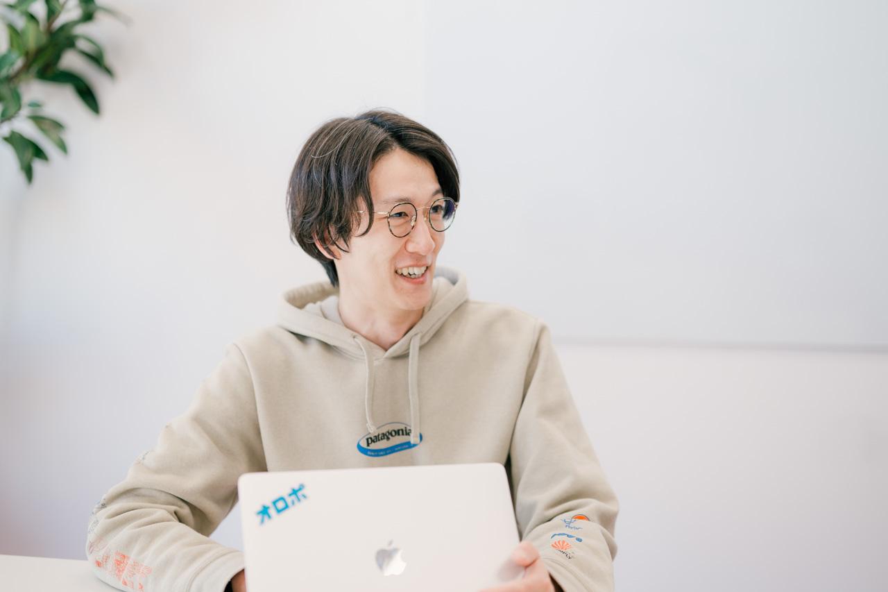 笑顔で話す石川さん