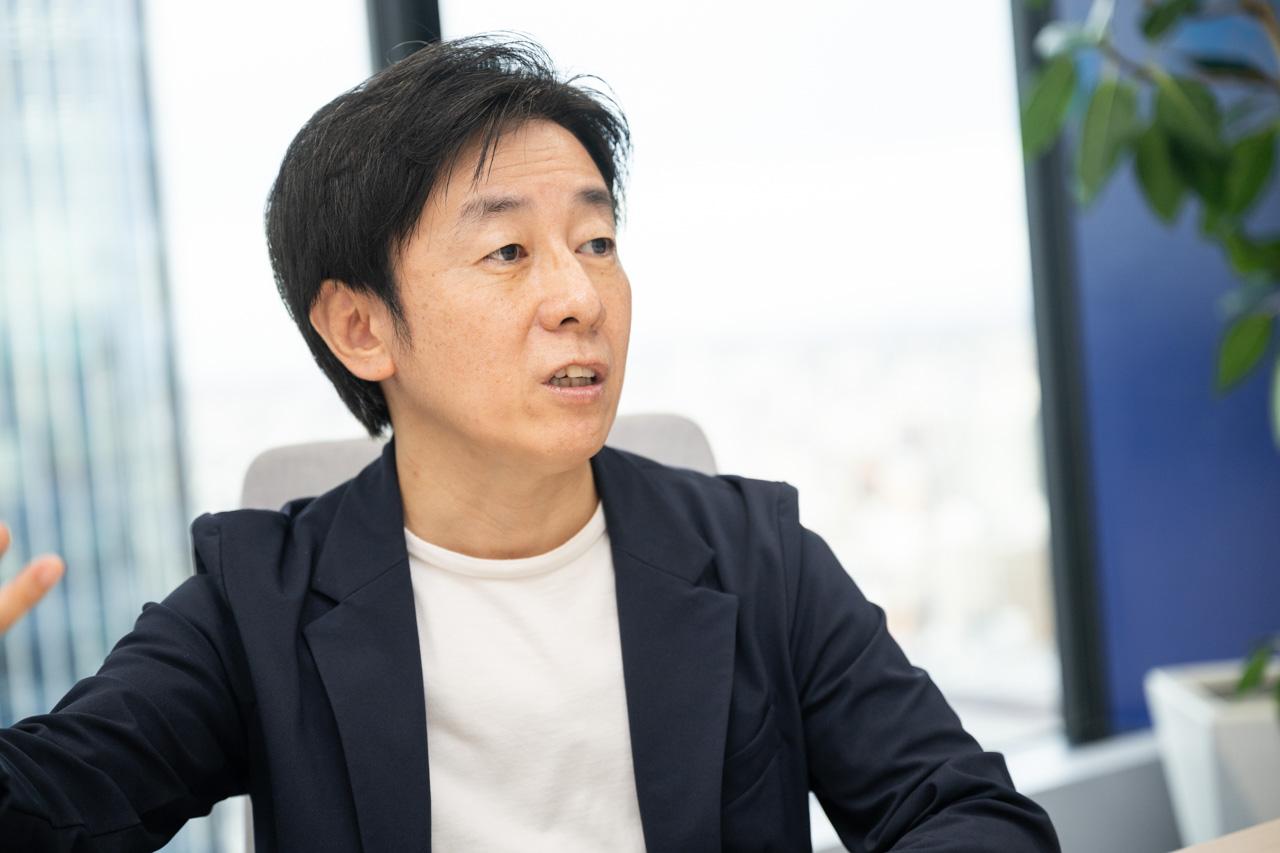 真剣な表情で話す青野