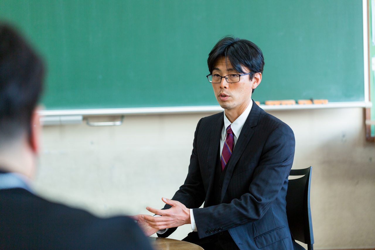 森田先生が説明している様子が、ライターの多田さんの背中越しに見える
