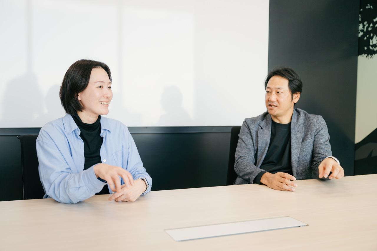 栗山と武内が話す様子