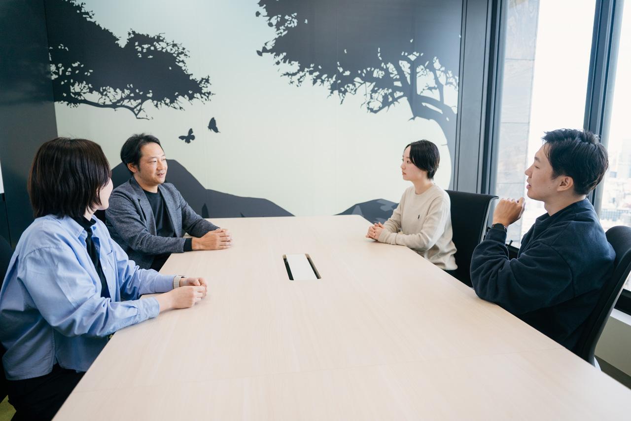 4人が会話している様子