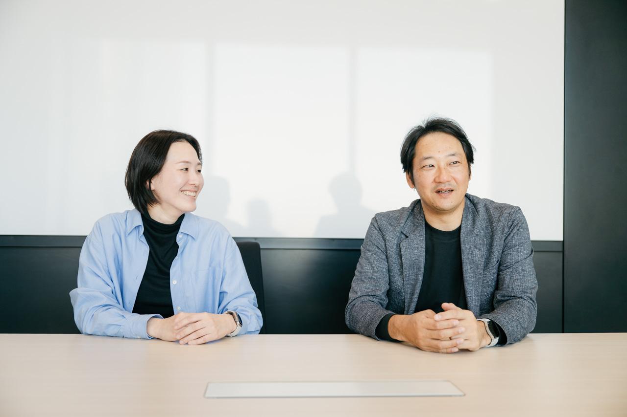 栗山と武内が話す様子