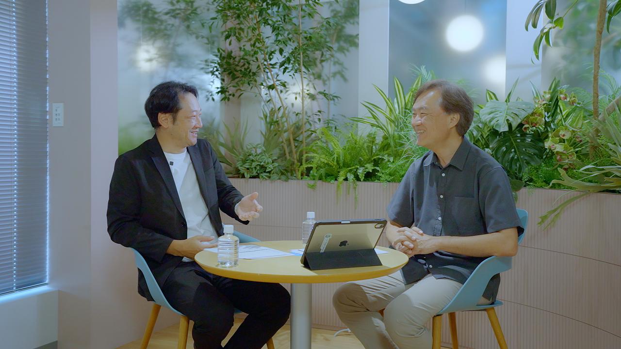 談笑する津田さんと栗山さん