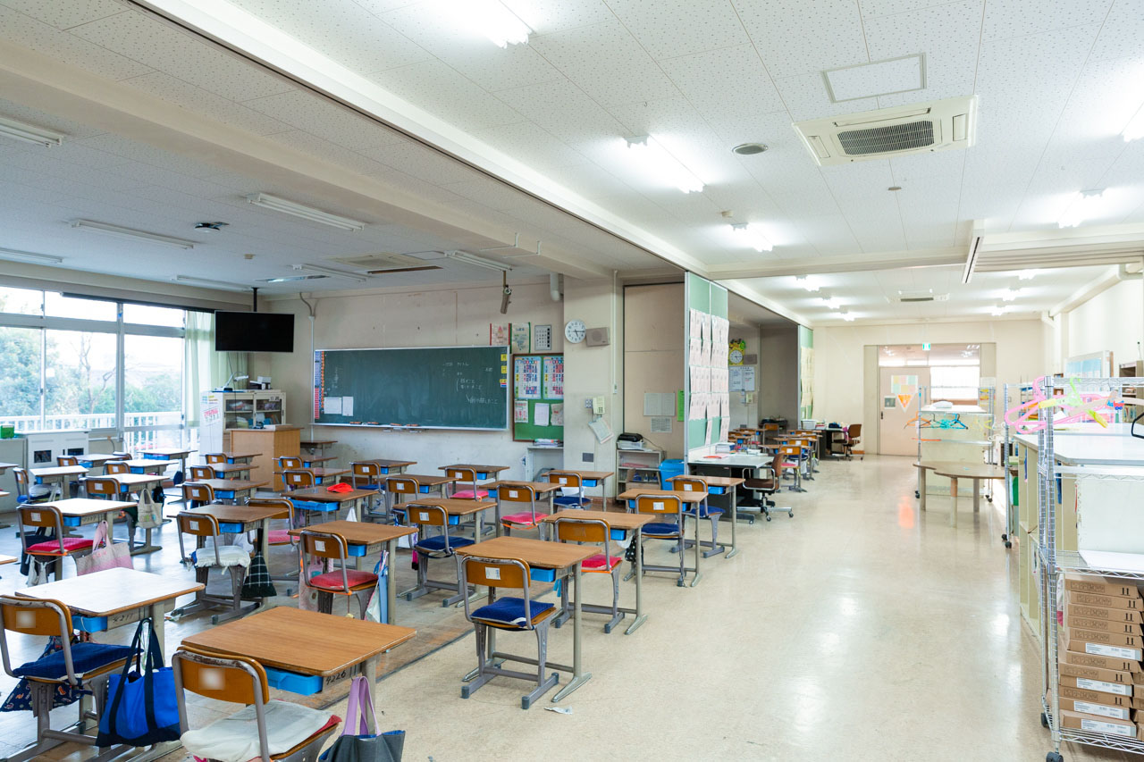埼玉大学教育学部附属小学校の教室の風景写真。壁が少なく、広々としている