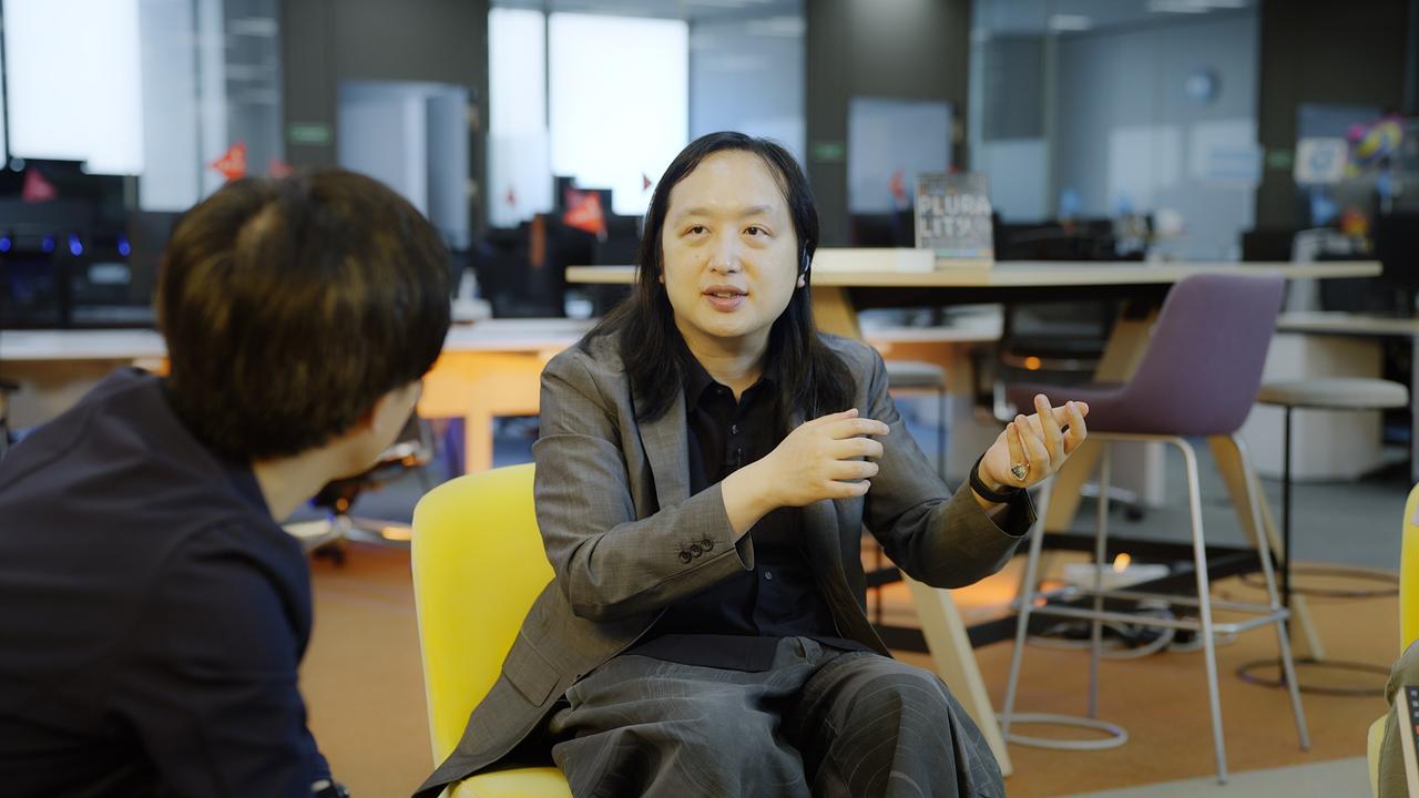 熱心に説明するオードリー