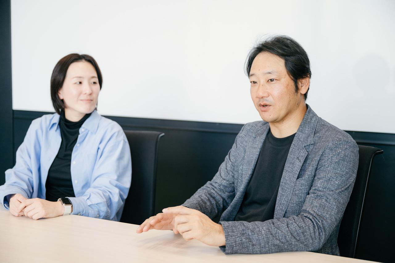 栗山が話す様子