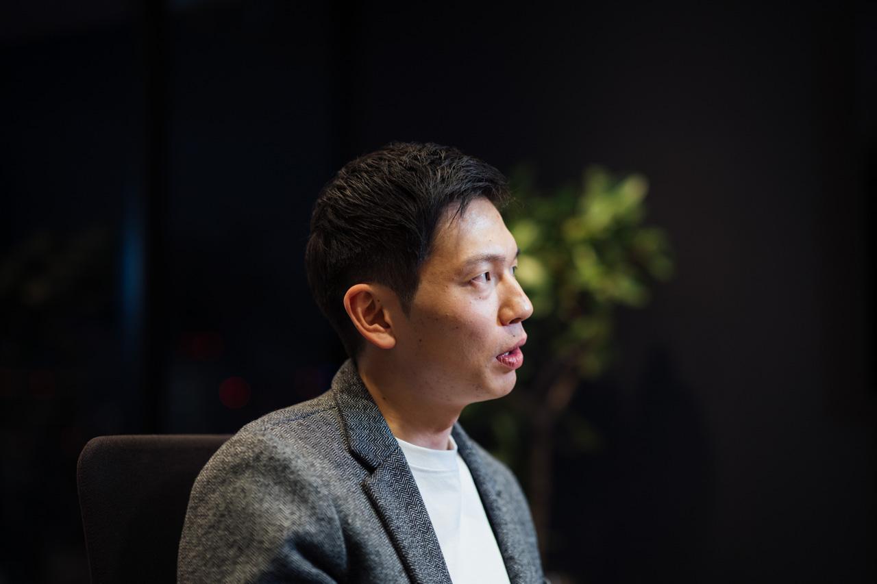 上を向いて思い出しながら話す伊藤さん