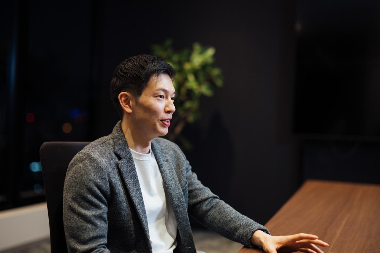 ジェスチャーを加えながら話す伊藤さん