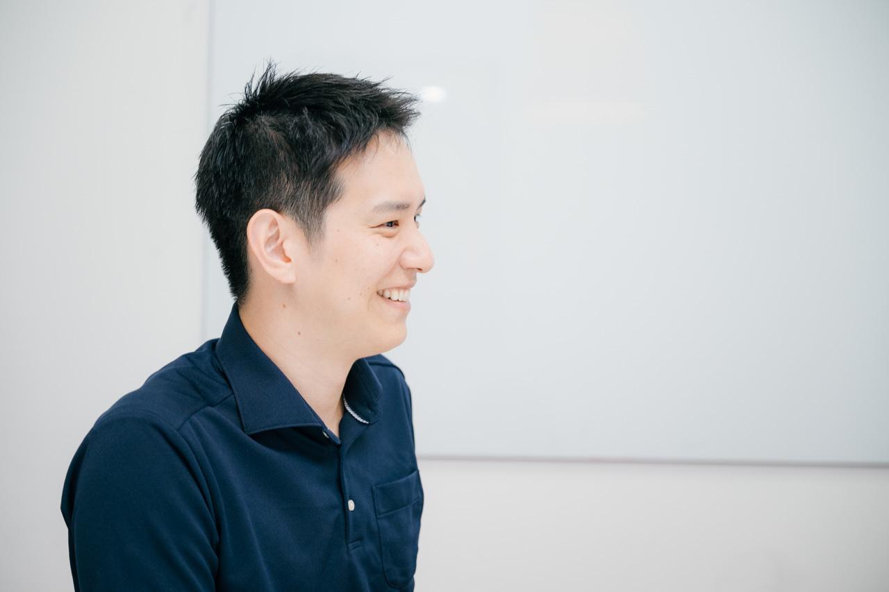 ”栗山さんを向いて話す深澤さん"