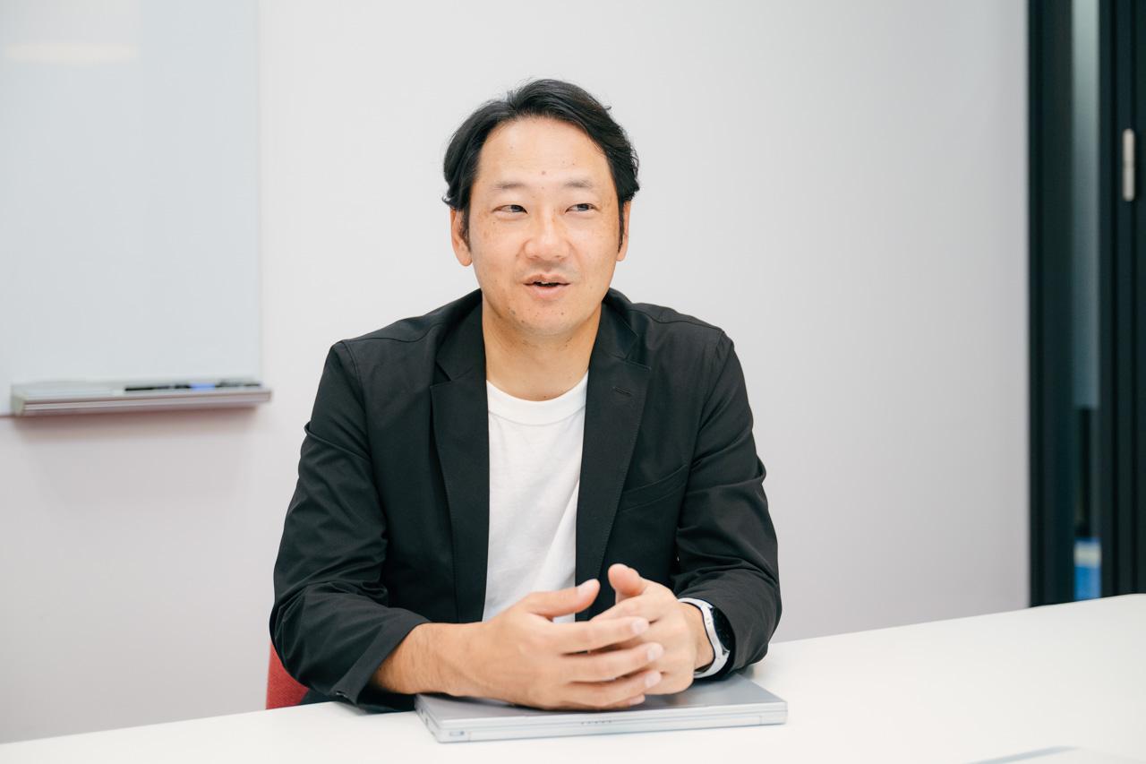 笑顔で話す栗山さん