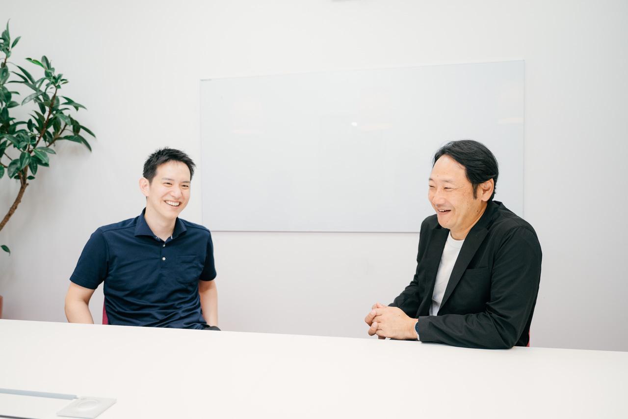 ”笑顔で話すふたり"