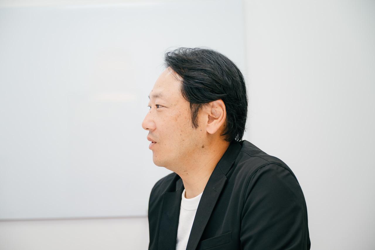 ”深澤さんを向き話す栗山さん"