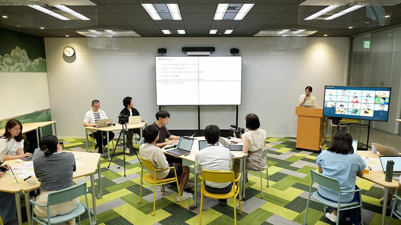 ワークショップの参加者、司会、会場全体が写った写真