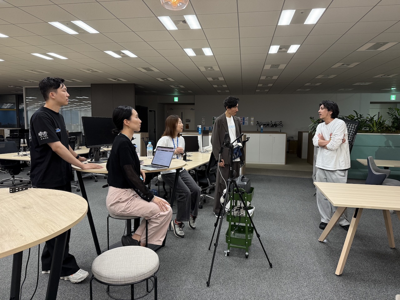 ショートドラマの内容を入念に話し合う三野監督とサイボウズ社員