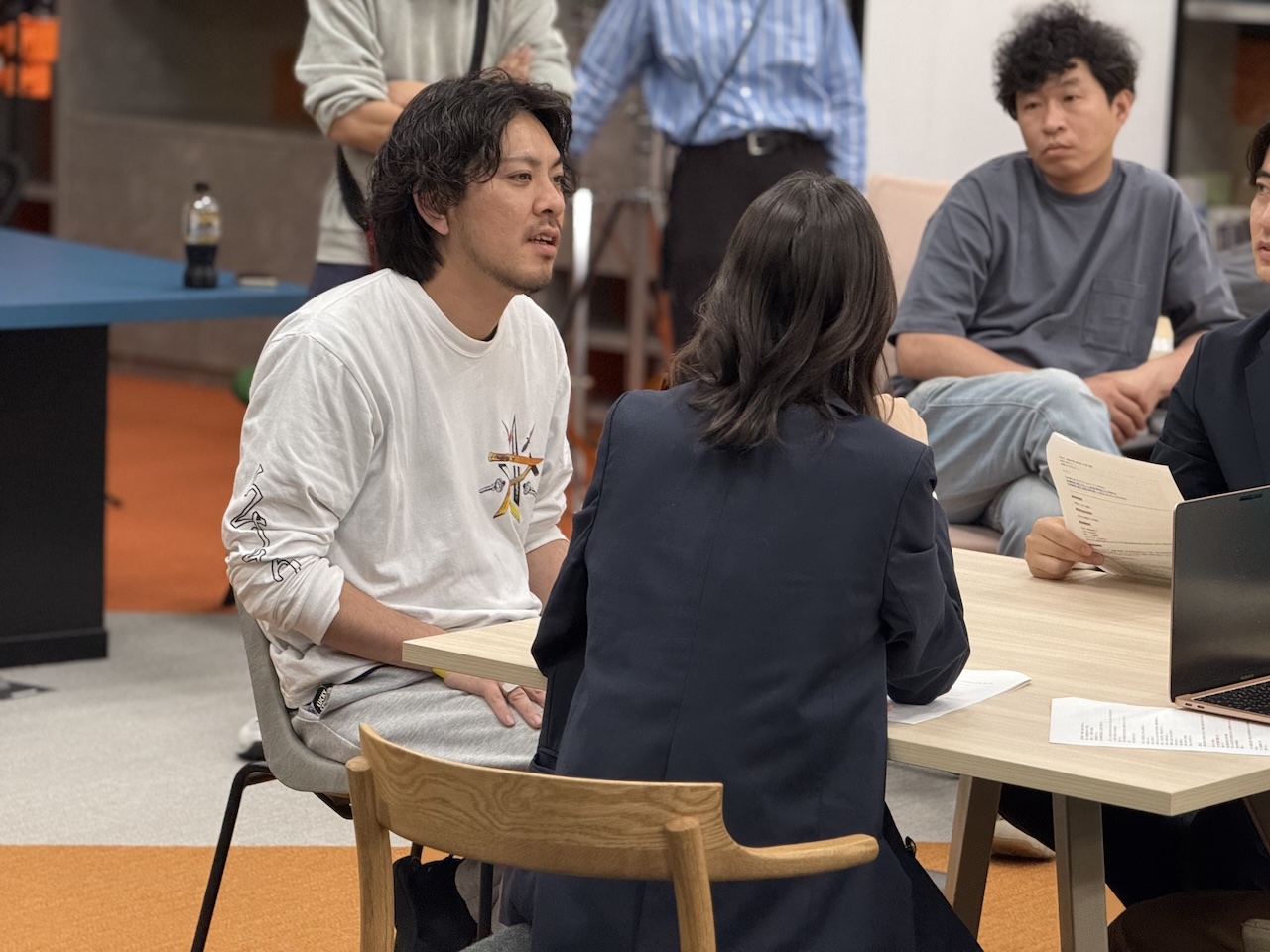 俳優さんと真剣に対話する三野監督。