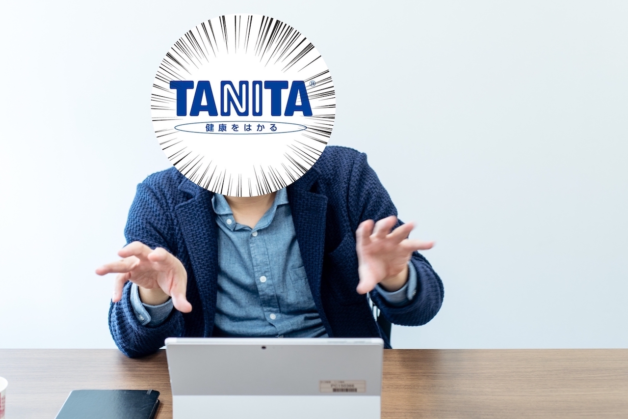 話す中の人。顔はタニタの企業ロゴで隠されている