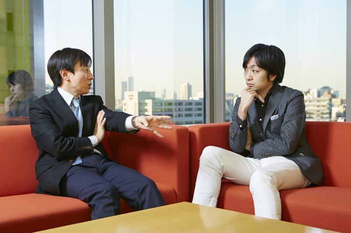 椅子に座りながら、互いに向き合って話す青野と駒崎さん