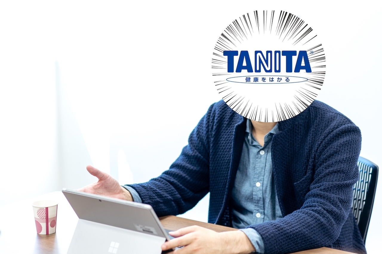 話す中の人。顔はタニタの企業ロゴで隠されている