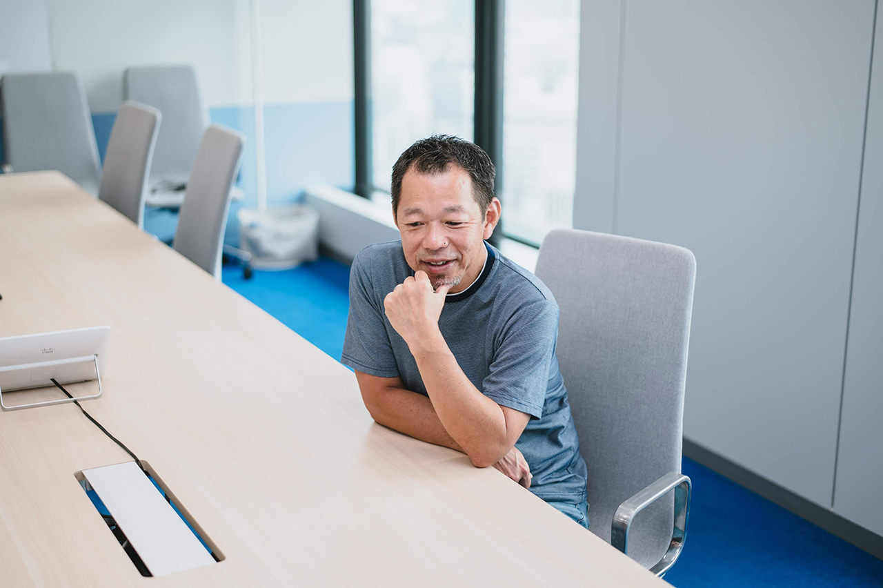 笑顔で話す山田