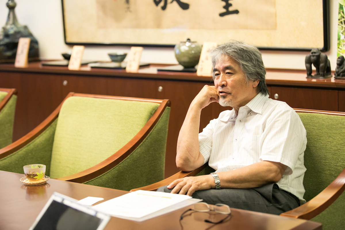 右手を握り頬を支える山極さん
