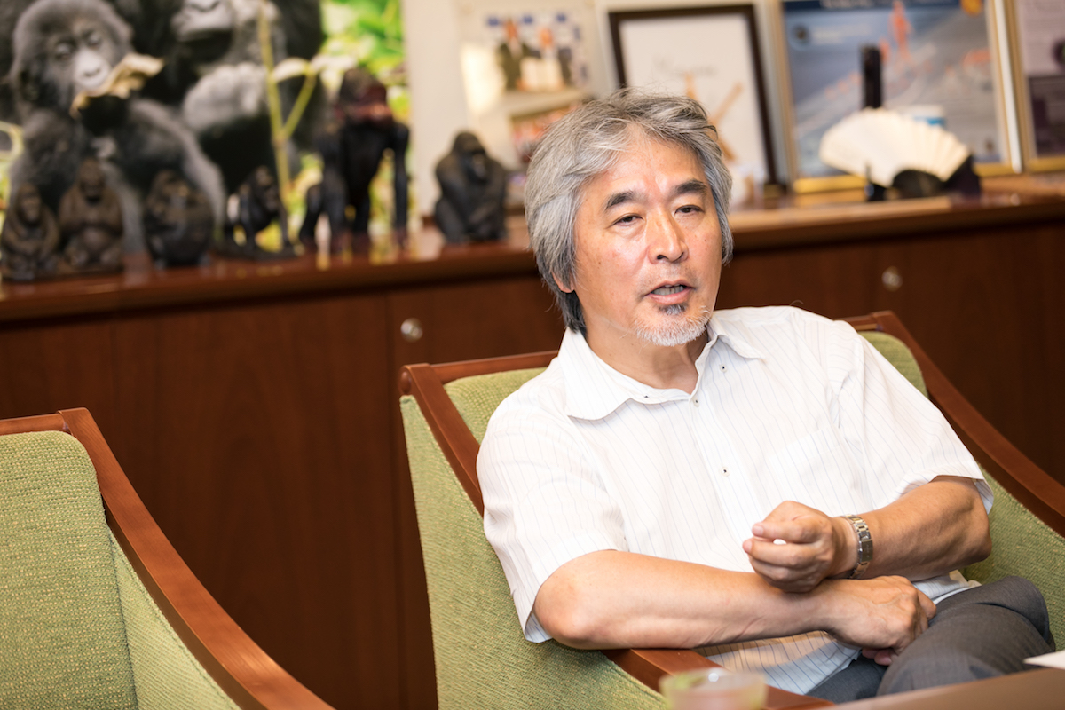 左手を軽く握りながら話す山極さん