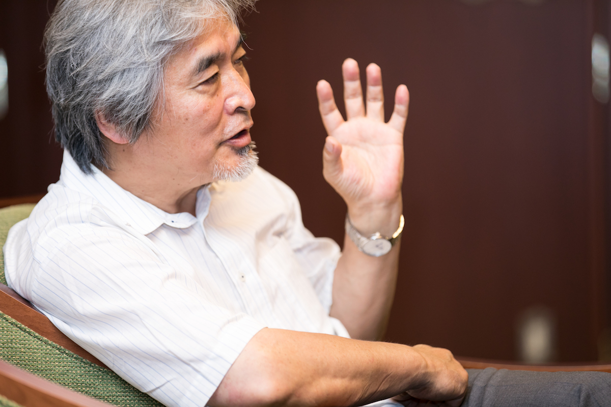 左手を前に掲げながら、話す山極さんの横顔