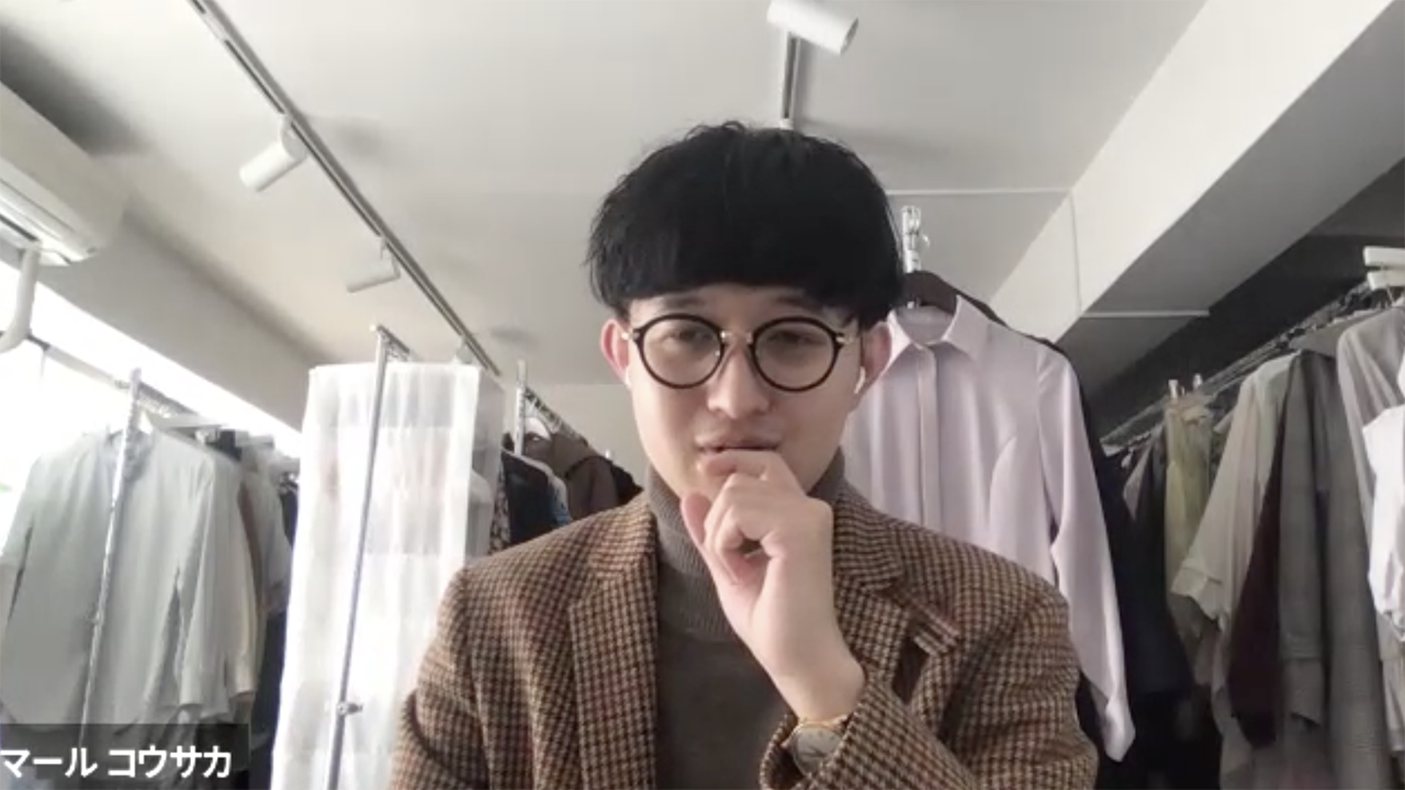 顎に手を当てて話すマールさん