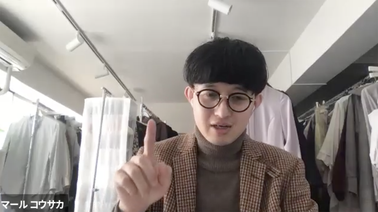 指で1を作りながら話すマールさん