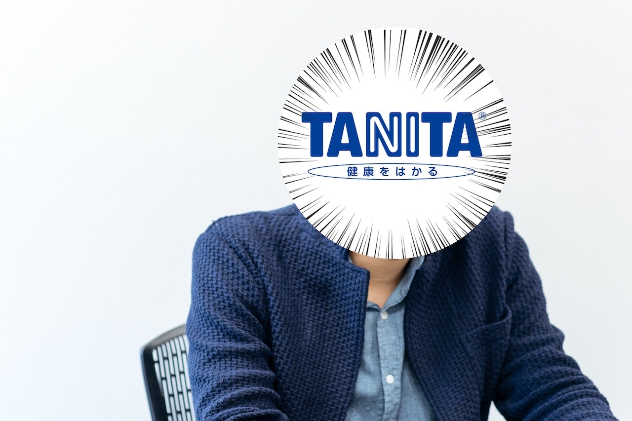 話す中の人。顔はタニタの企業ロゴで隠されている